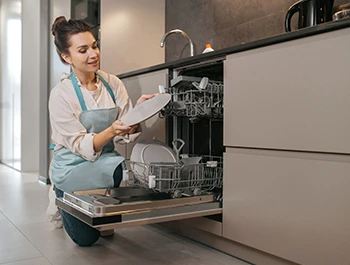 Is it okay to leave dirty dishes in the dishwasher